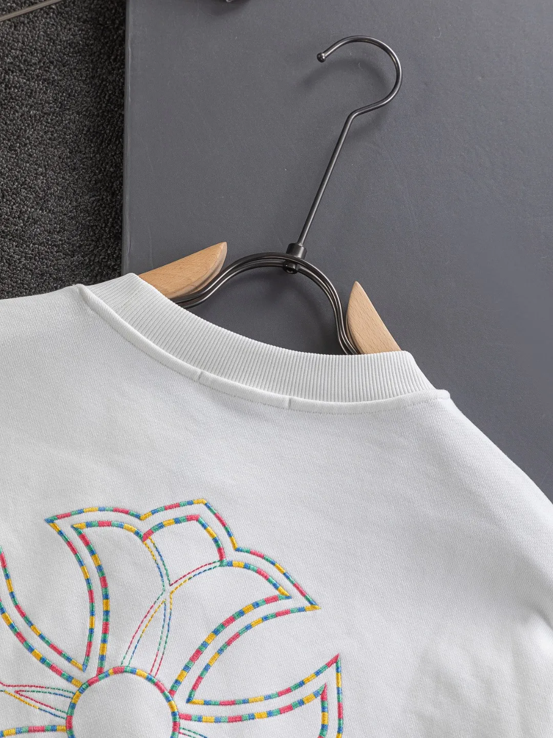 🅿️280 Chrome Hearts CH Cross 25SS Autumn and Winter Sweatshirt Early Autumn Classic Style Colorful Horseshoe Patch Embroidery on the Chest Colorful Cross on the Back ✝️🪡 Embroidered Logo Round Neck Pullover Sweatshirt, a popular style, a style that both men and women like, same style for men and women, 100% chance of turning heads when you wear it when you go out! It’s all about being handsome. The designer’s classic sense is precisely grasped. The whole piece of clothing is heavy. Industrial washing process. Ready-made garments are dyed + sprayed for a horse effect. The double-washing process is super recognizable. It uses heavy washing to make it distressed. The edges of the patch are slightly rolled and naturally distressed. It has a three-dimensional layering with a little damage and is very visually lethal. It adheres to Kroxin's consistent rough style. The chest and back are large, and the horseshoe flower printed patch pattern is embroidered and decorated. It is decorated with silver metal engraved distressed buttons. The classic elements full of brand recognition instantly enhance the overall sense of grade and specification. Its texture is quite high-end! The overall feeling is high-end, simple and elegant, with silver hardware accessories, a full set of customized accessories, and the pattern of the entire dress is all decorated with patchwork three-dimensional embroidery technology, which is the finishing touch of the entire dress. The design on the back is even more eye-catching! ! This full back is so cool, it’s full of design, and the overall upper body style highlights fashion and individuality. Wearing it together as a couple is even more popular on the street. I recommend the early autumn sweatshirt! ! The fabric is a unique 440g 100% cotton, which is skin-friendly, breathable, and feels moist. It has a strong texture and smooth lines. It can be called a back killer, which has very strict requirements on craftsmanship and cost. The smooth neckline, flat cuffs and hems, the stitches are small and tight, tight and orderly, and the details are perfect. The consistent OS version can be worn alone or layered. It is very casual, but very iconic! It is simply the flagship of high-end trendy brands and must be included in your wardrobe. It has the American fashion spirit of freedom and individuality, and is highly recognizable and stylized! Color: Black White Size: S-XL Size chart: S: Shoulder width 51-Bust 56-Length 69 M: Shoulder width 52.5-Bust 58-Length 71 L: Shoulder width 54-Bust 60-Length 73 XL: Shoulder width 55.5-Bust 62-Length 75